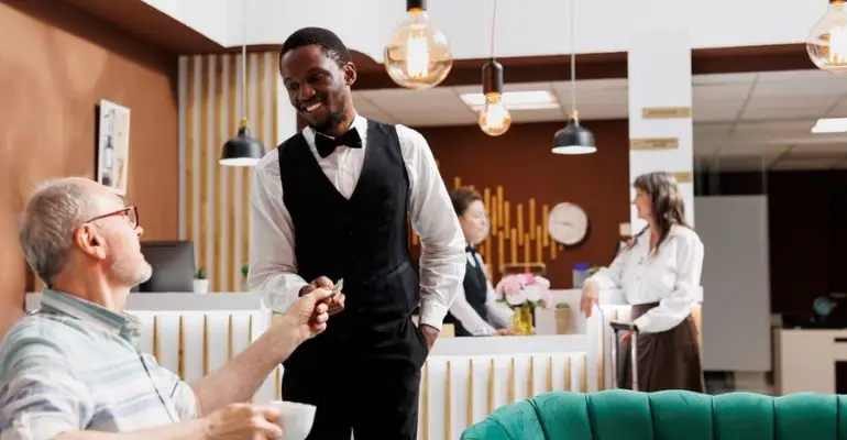 Restaurant server receiving a customer tip under tip pooling Florida laws